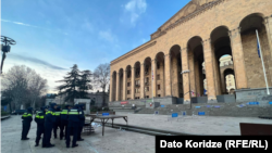 პოლიციელები დგანან რუსთაველის გამზირზე, პარლამენტის შენობის წინ, საპროტესტო აქციის დაშლის შემდეგ, 9 მარტი, 2023