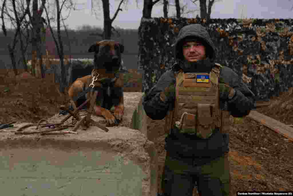 Військовослужбовець зі службовою собакою на блокпосту поблизу кордону з Росією