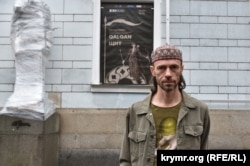 Рустем Скибин возле Киевской картинной галереи перед открытием выставки «Qalqan/Щит»