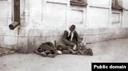 Люди від голоду вмирали на вулицях міст, просячи милостиню