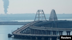 Над нафтобазою в селищі Волна в Краснодарському краї Росії підіймається дим, вид із окупованого Криму, 3 травня 2023 року (ілюстративне фото)