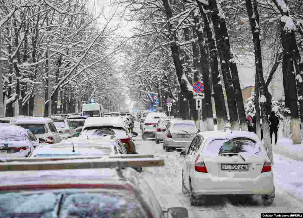 Бишкекте калың кар эмес, кыламык жааса деле жолдордо узун тыгын пайда болушу адатка айланган.&nbsp;