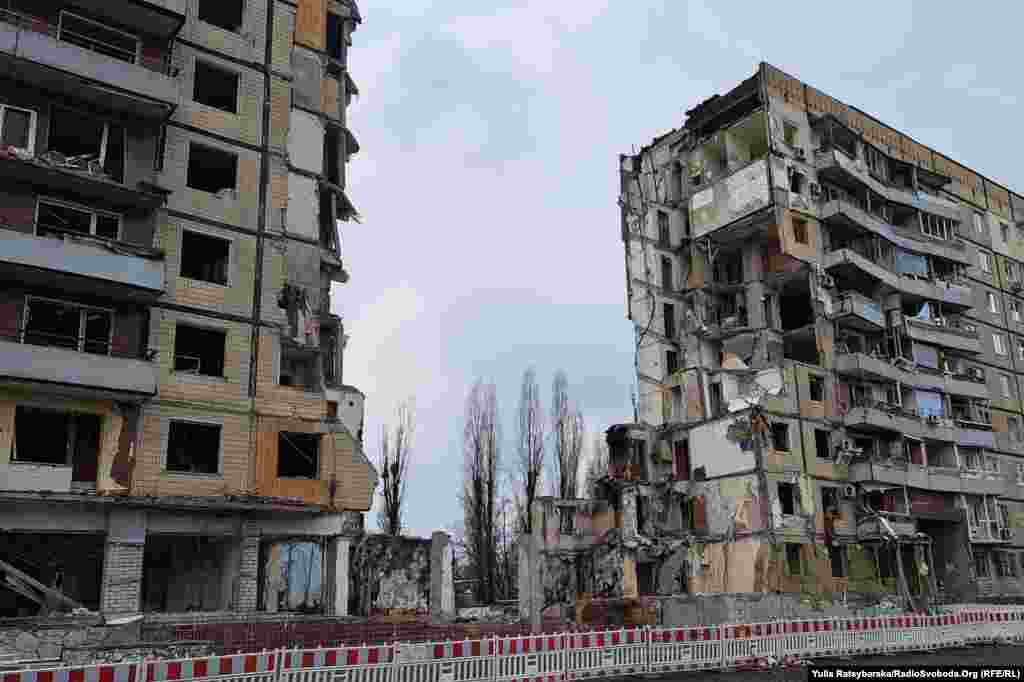 Ракетний удар 14 січня повністю знищив два під'їзди&nbsp;багатоповерхівки на житловому масиві Перемога. Внаслідок цього загинуло 46 людей.&nbsp;Ще 9 вважаються зниклими безвісти. Крім того, 80 людей були поранені