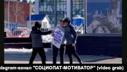 Демонстранти со транспаренти „ Гушни ме ако си против војната“ 