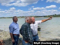 Міністр оборони Румунії під час візиту біля кордону з Україною, у селі, де знайшли уламки безпілотника