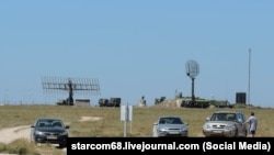 Російські РЛС «Небо-М» (ліворуч) і РЛС «Каста-2Е2». Мис Тарханкут, Крим, 2016 рік