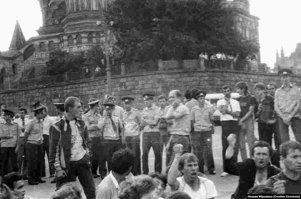 Протест чарасында катнашучылар