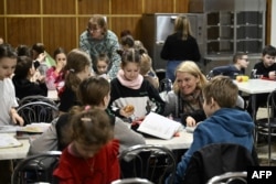 Занятия учеников одной из киевских школ в бомбоубежище. 23 марта 2023 года