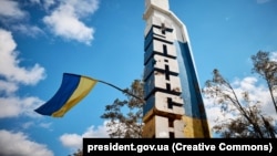 За словами Трегубова, у місті перебувають близько 100 осіб, точно менше 200