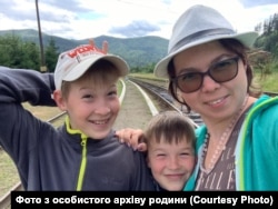 Богдан та Данило Харченко разом із мамою Оксаною Болтушкіною. Фото з особистого архіву родини