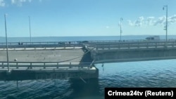 Qırım yarımadasını Rusiyenen Keriç boğazında birleştirgen Qırım (Keriç) köprüniñ zarar körgen qısmı, 2023 senesi iyülniñ 17-si