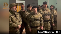 Ханбиев Мохьмад (йуккъерниг) ву эскархошца оккупаци йинчу Украинан дозанаш тIехь. 2024-чу шеран охан-беттан 23-чохь Кадыров Рамзанан телеграм-канале йаьккхинчу видео йукъара йина скриншот