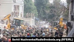 Последствия ракетного обстрела детской больницы «Охматдет» в Киеве Люди, врачи и спасатели разбирают завалы одного из корпусов больницы. Киев, Украина, 8 июля 2024