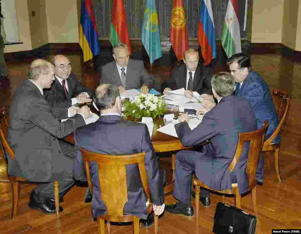 Această poză din iunie 2004 este de la una din primele reuniuni ale șefilor de stat ai Organizației Tratatului de Securitate Colectivă (OTSC). Fotografia îi prezintă pe președinții (de la stânga la dreapta) Aleksandr Lukașenka (Belarus), Askar Akaev (Kârgâzstan), Nursultan Nazarbaev (Kazahstan), Vladimir Putin (Rusia), Emomali Rahmon (Tadjikistan) și secretarul general Nikolai Bordiuja (cu spatele la camera din dreapta) și președintele Robert Kocharian (Armenia), în timpul unei întrevederi a OTSC de la Astana, Kazahstan.