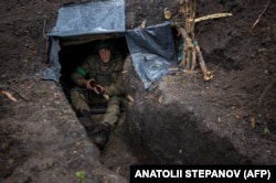 Піхотинець 57 окремої мотопіхотної бригади на позиціях в Донецькій області