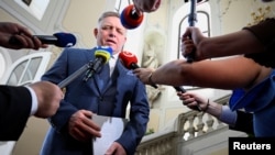 Robert Fico, liderul partidului Smer, care a câștigat alegerile generale anticipate din Slovacia, vorbind cu reporterii după ce a fost însărcinat cu formarea noului guvern, Bratislava, 2 octombrie 2023.