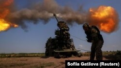 Український військовослужбовець веде вогонь із самохідної гаубиці 2С22 «Богдана» по позиціях російських військ біля Бахмуту на Донеччині