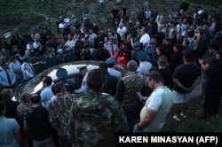 26 апреля 2024 года армянские демонстранты заблокировали дорогу вблизи города Тавуш, рядом с границей с Азербайджаном. Они перекрыли несколько дорог по всей стране, в частности в столице Ереване, возмущенные тем, что считают территориальными уступками Азербайджану