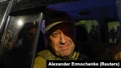 ევგენი პრიგოჟინი ტოვებს დონის როსტოვში მდებარე სამხრეთის სამხედრო ოლქის შტაბს. 2023 წლის 24 ივნისი