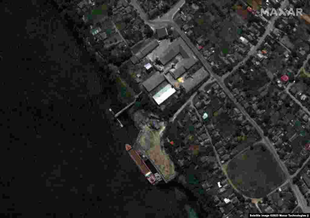 Сликата од 15 мај го прикажува градот Нова Каховка, окупиран од Русија, проследен со последиците од поплавите.