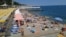Отдыхающие на Массандровском пляже в центре Ялты, 4 июля 2023 года