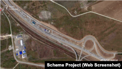 Очередь из автомобилей на автодороге в Краснодарском крае России, которая ведет к Керченскому мосту, 27 июня 2023 года