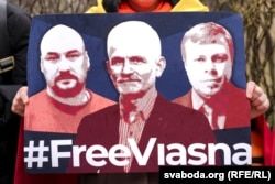 Акцыя каля мурала ў гонар Алеся Бяляцкага ў Вільні ў падтрымку вясноўцаў, якіх асудзілі на вялікія тэрміны. На плякаце Алесь Бяляцкі, Валянцін Стэфановіч, Уладзь Лабковіч. Вільня, Літва