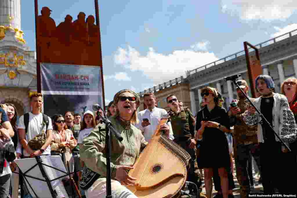 Під час прощання з парамедикинею Іриною Цибух на майдані Незалежності присутні співали пісень, які вона сама обрала. Вона написала: &laquo;Хочу, щоб усі співали на прощанні, навчились хоча б десятьом змістовним пісням і заспівали їх одноголосно, щоб погасити журбу рідним співом&raquo; Список пісень&nbsp;опублікував&nbsp;медичний добровольчий батальйон &laquo;Госпітальєри&raquo;