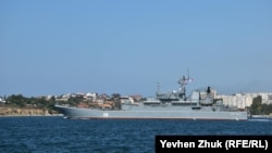 БДК «Цезарь Куников» в бухте аннексированного Россией Севастополя. Архивное фото