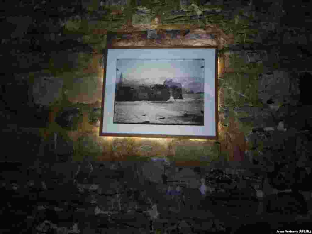 Skoro dvosatni obilazak se završava pod bedemom, na mjestu koje Budvani zovu "Ispod fratara", gdje je postavljena crno-bijela fotografija Starog grada. Ispod nje, učesnici prave zajedničku fotografiju, zatvarajući tako isprepletani krug prošlosti i sadašnjosti kroz koji ih je vodila predstava. &nbsp; &nbsp;