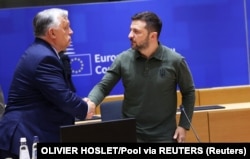 Президент України Володимир Зеленський (праворуч) і прем'єр-міністр Угорщини Віктор Орбан під час саміту лідерів Євроcоюзу. Брюссель, 27 червня 2024 року