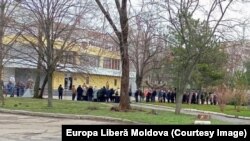 Cetățeni ruși, așteptând în rând la una din secțiile de vot deschise la Tiraspol, pentru alegerile prezidențiale rusești, 17 martie 2024.