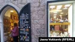 Suvenirnice su izuzete od zabrane rada nedjeljom. Budva, 9. maj 2024.