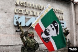 Военный из российского подразделения «Ахмат» на территории Мариупольского металлургического комбината имени Ильича. Оккупированный Мариуполь, апрель 2022 года