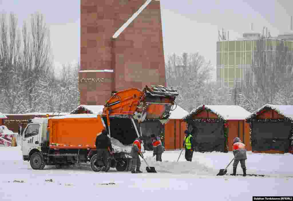 Ала-Тоо аянты. Кар күрөп жаткан "Тазалык" муниципалдык ишканасынын жумушчулары. Калың карда алардын иши ого бетер көбөйдү. Аталган мекеме 27 автоунаа, 10догон атайын техника менен жолдорду тазалап жатканын маалымдады.&nbsp; &nbsp;