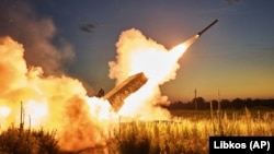 Бійці батальйону ЗСУ «Вовки Да Вінчі» ведуть вогонь по позиціях армії РФ із трофейної російської термобаричною ракетної установки ТОС-1А «Солнцепьок». Поблизу Кремінної на Луганщині 7 липня 2023 року