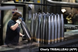 Працівник обробляє снаряди калібру 155 мм після виробничого процесу на заводі боєприпасів армії Скрентона (SCAAP) у Скрентоні, США, 16 квітня 2024 року. Ілюстративне фото