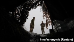 Військовослужбовці 92-ї ОШБр біля бліндажа на позиції поблизу Бахмуту, 15 грудня 2023 року