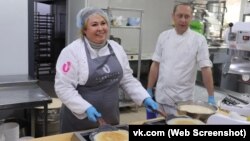 Глава российской администрации Ялты Янина Павленко печет блины для российских военных, 20 февраля 2023 года