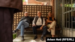 Bislim Ademi (u sredini) s drugovima u Klubu penzionera u Prištini, 6. jun 2024.