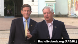 Серед учасників слухань були сенатори Річард Блументаль (від Демократичної партії, ліворуч) і Ліндсі Ґрем (республіканець, праворуч)