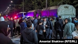 د مې پر ۱۸مه، په بشکيک کې د زده کوونکو په خوا کې پوځي ګاډي ليدلي کيږي