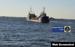 Спеціальне судно, що поглиблює дно («земснаряд») помітили в акваторії Маріуполя. Фото з телеграм-каналу Андрющенко Time