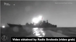 Скріншот із відео: український морський дрон (безекіпажний-катер) наближається до російського десантного корабля «Оленьогірський гірник» поблизу порту Новоросійська, Росія