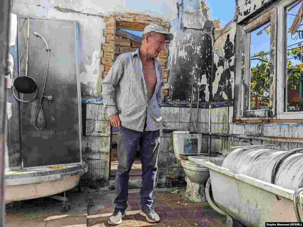 Чоловік не може стримувати сльози, коли показує, що залишилося від його дому