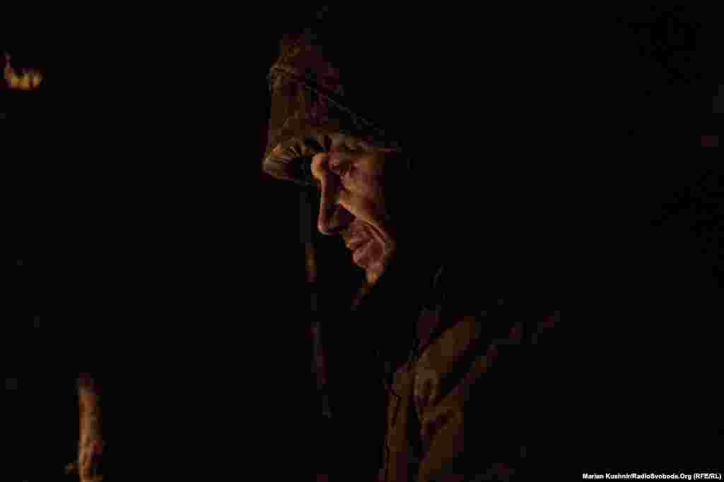 У бліндажі свічки вихоплюють з темряви обличчя тих, завдяки кому тилова Україна спить у теплі. Якось спить...