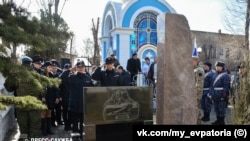 Сотрудники российской полиции у мемориала в Евпатории в честь российских военнослужащих, убитых во время полномасштабного вторжения в Украину. Крым, 22 февраля 2024 года