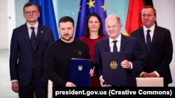 Президент України Володимир Зеленський і канцлер Німеччини Олаф Шольц (праворуч) під час церемонії підписання безпекової угоди. Берлін, 16 лютого 2024 року 