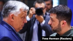Прем’єр-міністр Угорщини Віктор Орбан (зліва) та президент України Володимир Зеленський під час саміту лідерів ЄС у Брюсселі, 27 червня 2024 року.
