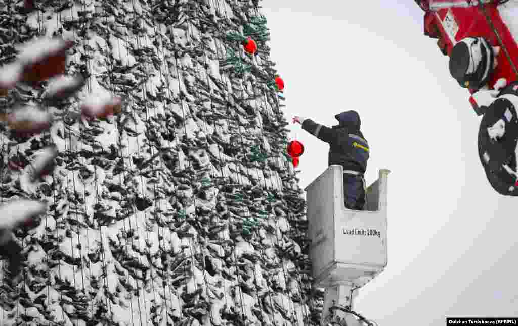 Бишкектеги "Ала-Тоо" аянтында башкы балатыны кооздоо иштери жүрүп жатат.&nbsp;